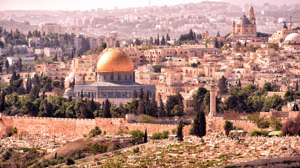 Jerusalem leuchtet in der Abendsonne: Tempelberg mit der goldenen Kuppel des Felsendoms
