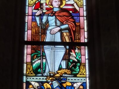 Hl. Georg im Kirchenfenster